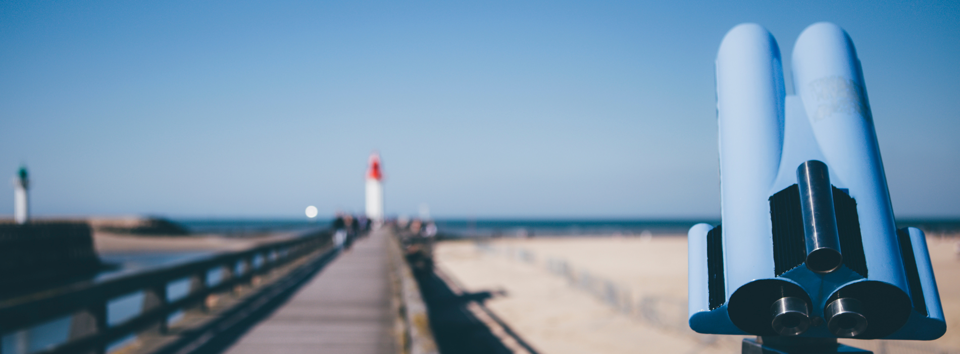 Benchmark et innovations : des leviers stratégiques pour les achats de prestations intellectuelles dans les grands groupes Vue d'une plage à Deauville avec des lunettes d'observation tel une métaphore concernant le benchmark et ses enjeux pour les acheteurs de prestations intellectuelles